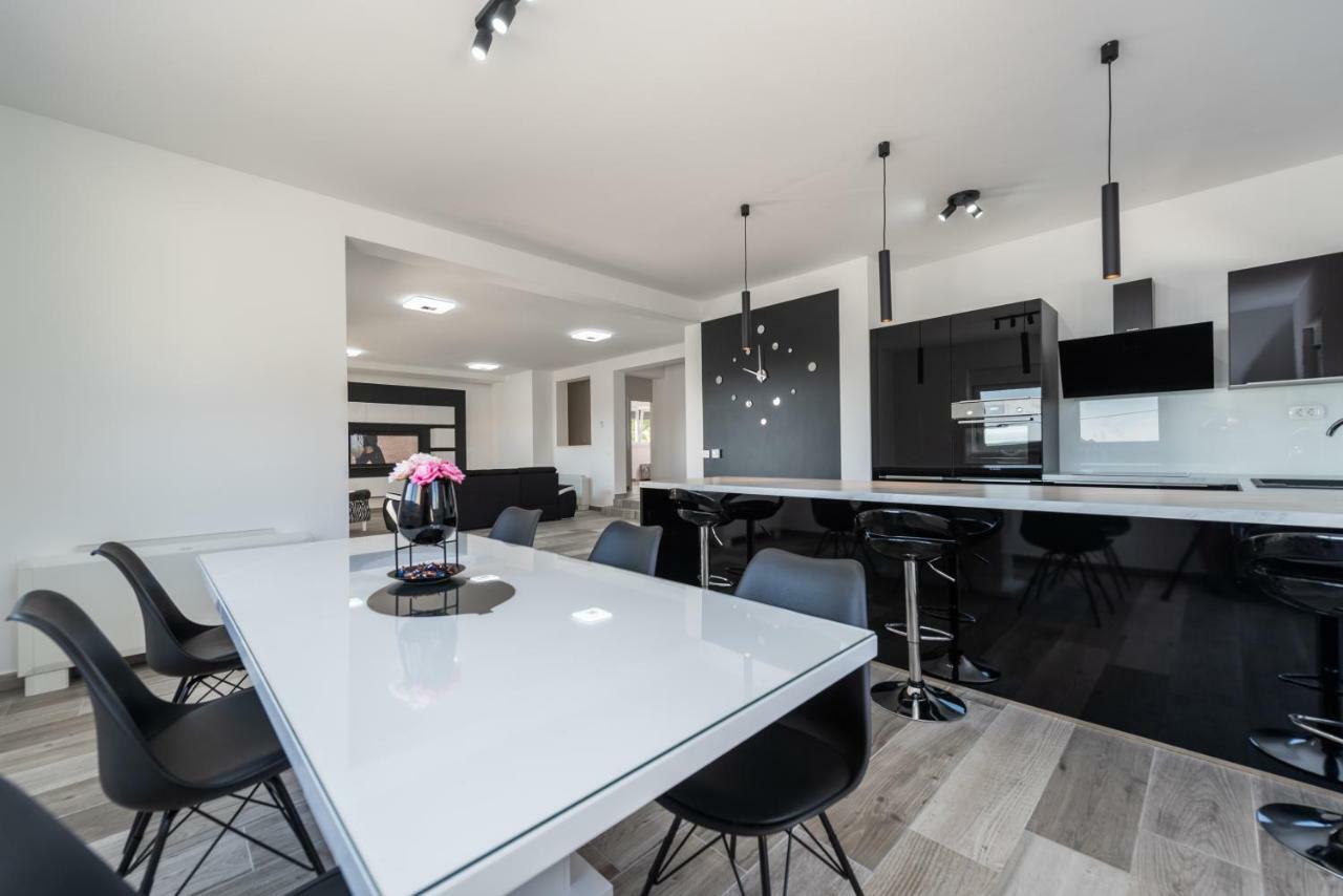 Villa Barbara-Holiday Home With Sea View Zadar Bagian luar foto